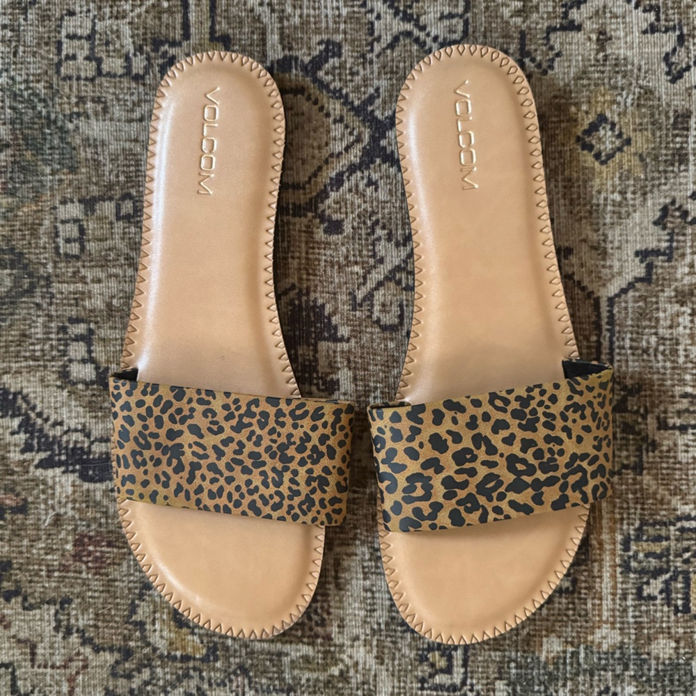 VOLCOM Cheetah Simple Slides Sz 11 NWOT